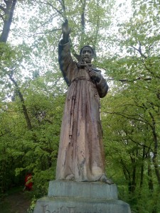 Der heilige Franziskus schaut auf die Apollinaris-Kirche herunter. Sinnvollerweise vor der Kirche im Wald aufgestellt.